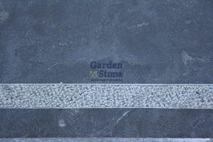 detail gehamerde rand zwembad traptrede tuinaanleg hardsteen natuursteen grijs lichtblauw gezoet