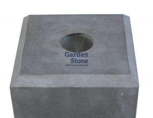 detail gat poer sokkel pilaar hardsteen natuursteen