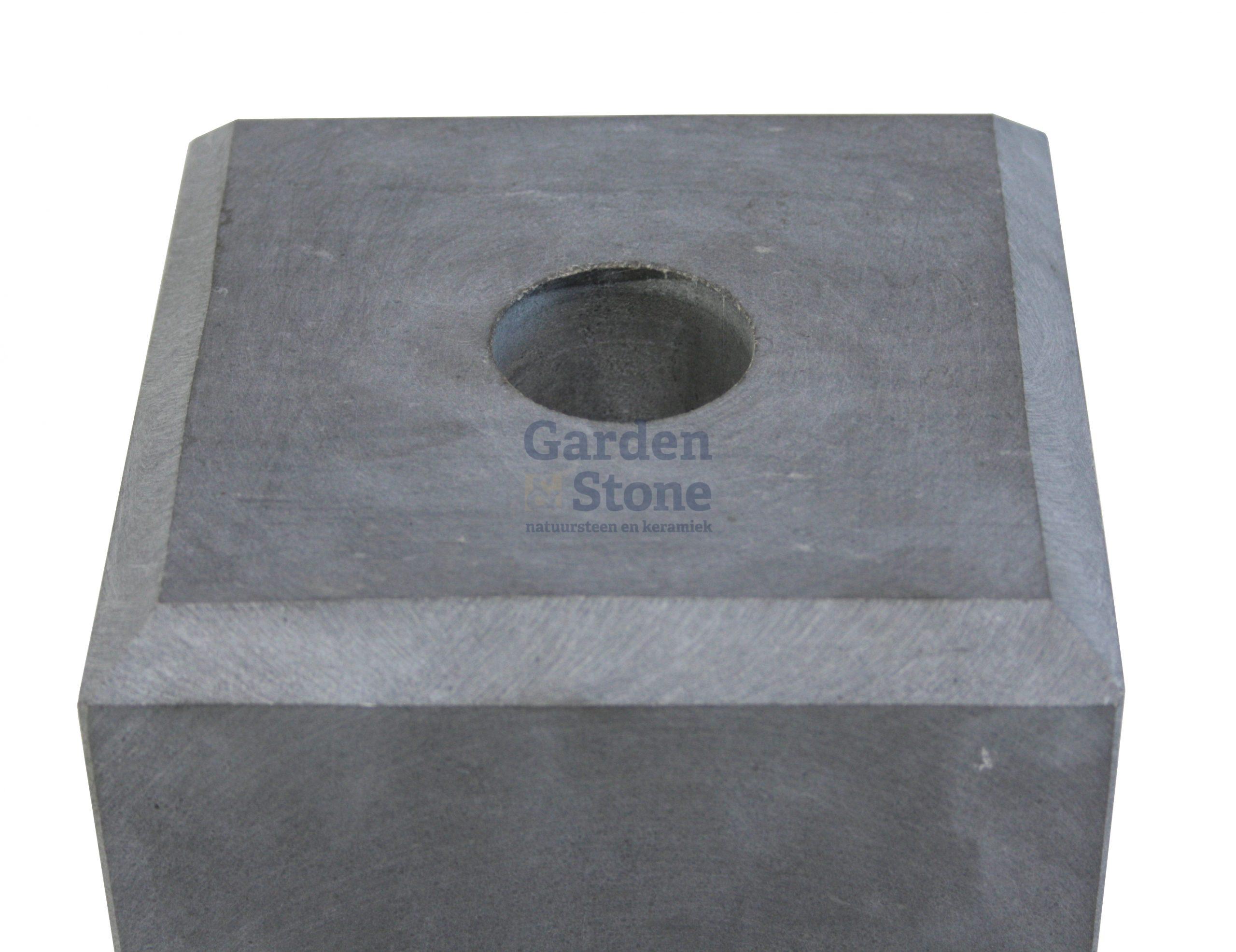 detail gat poer sokkel pilaar hardsteen natuursteen