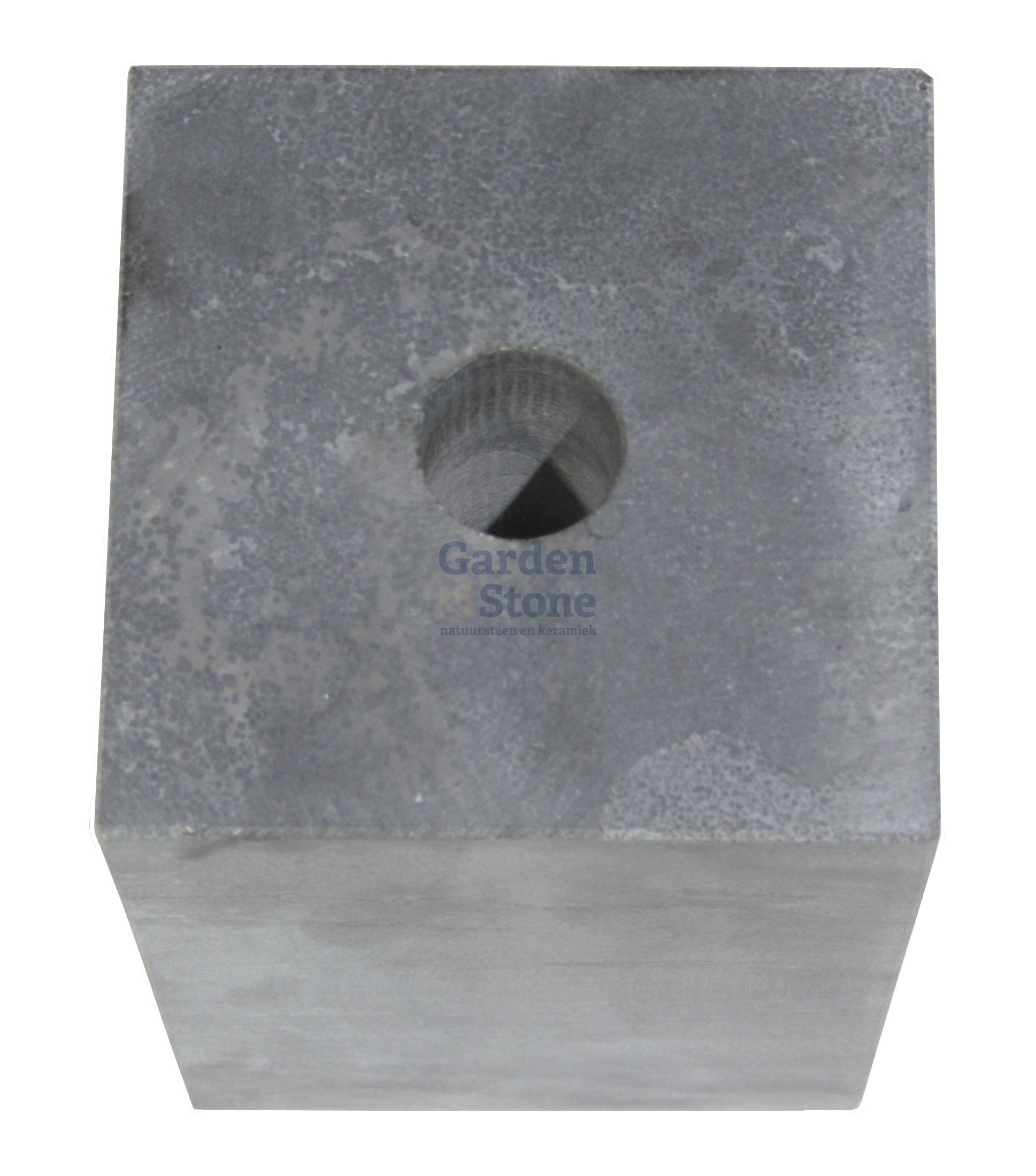 detail gat poer pilaar sokkel hardsteen arduin natuursteen