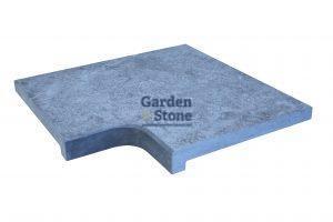 hoek rand zwembad rechte neus grijs lichtblauw natuursteen tuin aanleg